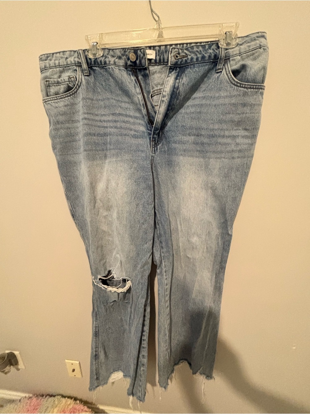 Flying Minkey Light Wash Distressed Jeans - Single Knee Rip- dad jeans. Size 34